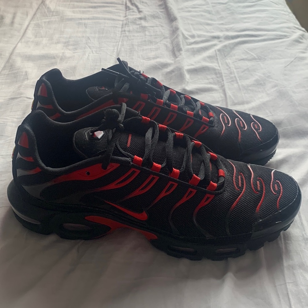 Black red air max plus no box